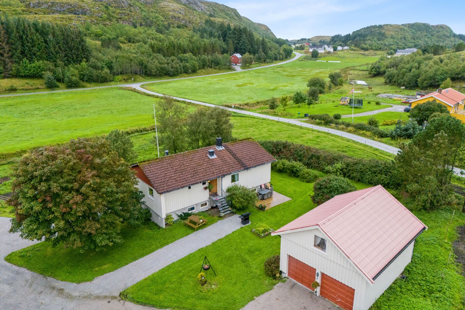 Våningshus med to boenheter - Dobbelgarasje med innredet hemsrom